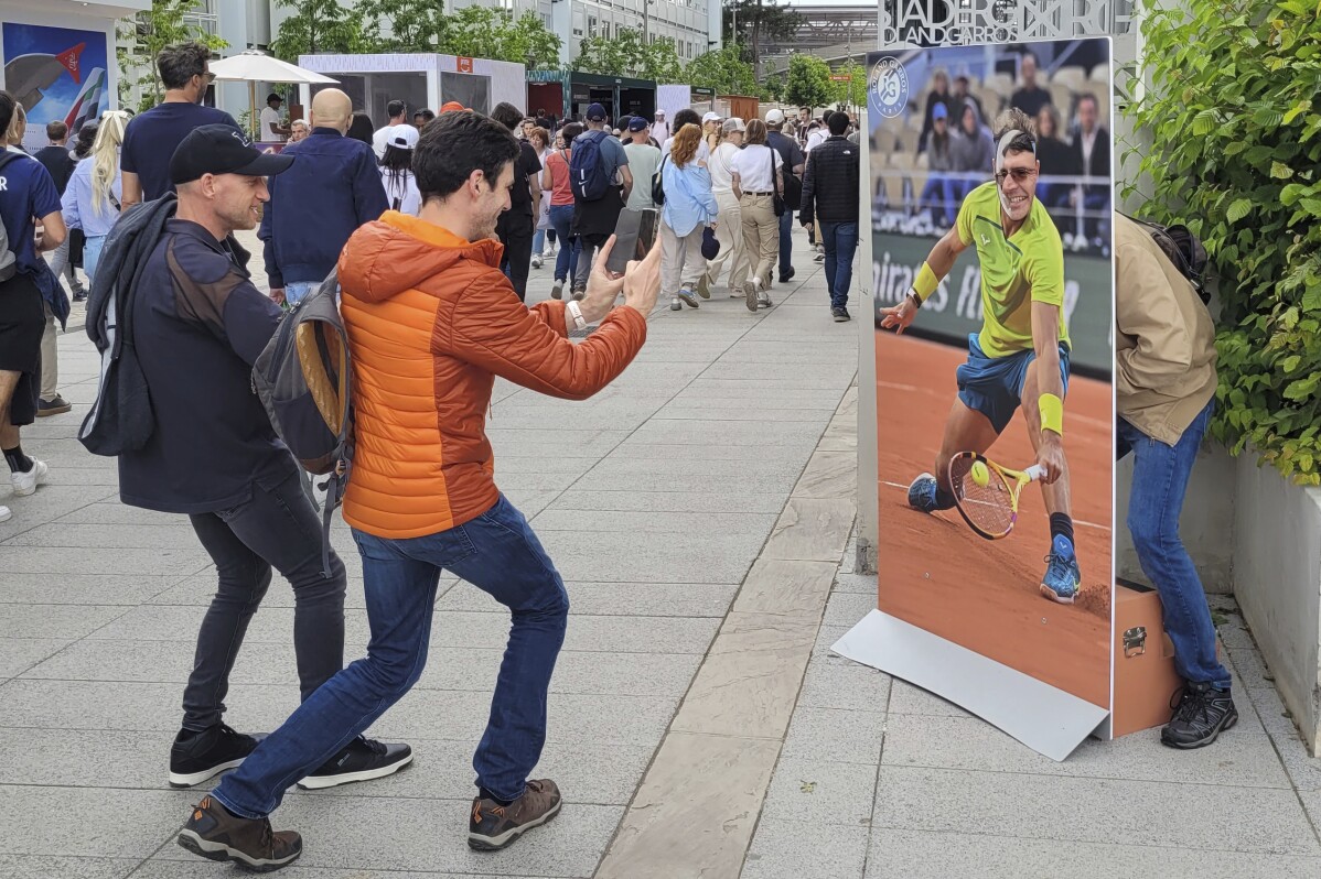 Migliaia di fan vengono a vedere Nadal allenarsi in vista del French Open