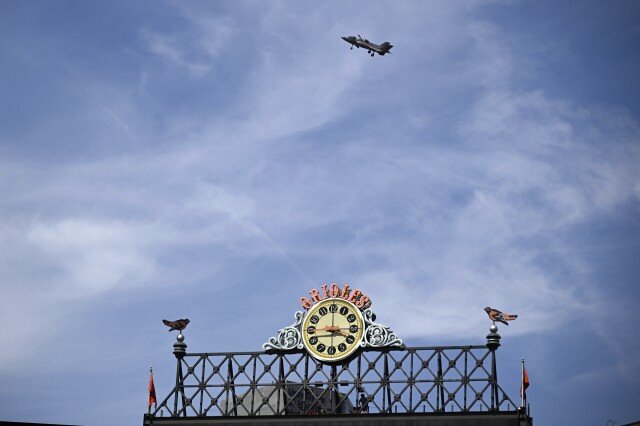 Il ruggito degli aerei della Fleet Week a Baltimora ha causato alcune pause durante la partita Orioles-Phillies